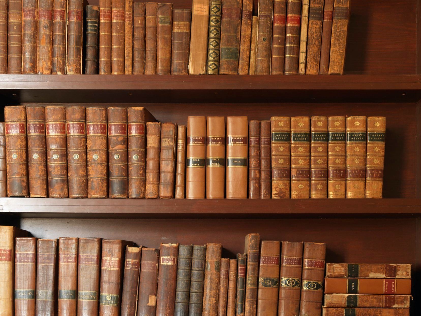 Photograph of Jefferson's library shelf.